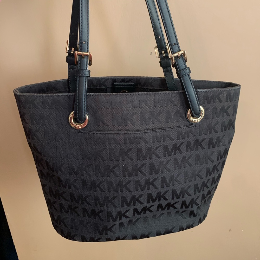 Used Michael Kors purse in great condition!